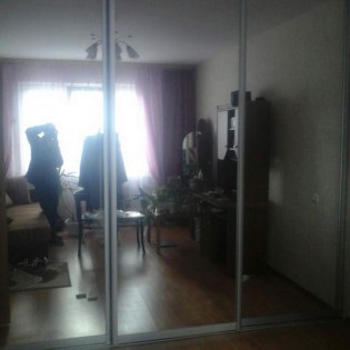 Зеркальные двери-купе в квартире на Приозёрском ш. в Юкках