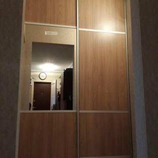 Двери-купе с комбинированным наполнением из ДСП и зеркала в квартире на Гражданском пр.