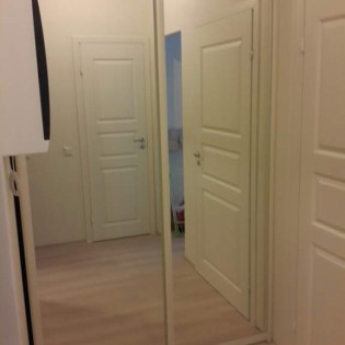 Зеркальные двери-купе в квартире на Московском пр. д.73