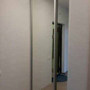 Зеркальные двери-купе в квартире Австрийском пр. д.4 в Кудрово