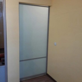 Межкомнатная дверь-купе со вставками из тонированных стёкол через разделитель в квартире на Окуловской ул. (Шушары).