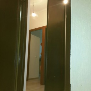 Двери-купе с наполнением из зеркала и ДСП в квартире на Охтинской аллее д.1