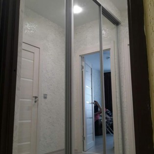 Зеркальные двери-купе в квартире на Охтинской аллее