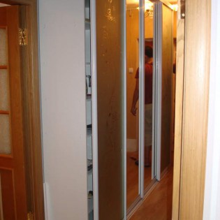 Шкаф с дверями-купе с наполнением из зеркала Серебро и пескоструйным рисунком на зеркале Бронза на Серебристом б-ре