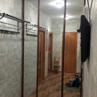 Зеркальные двери-купе в квартире на Московской ул. (центральная дверь шире)