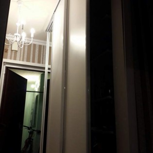 Двери-купе с наполнением из зеркала Серебро и ДСП (Белый) в квартире на Планерной ул.