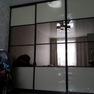 Двери-купе с наполнением из вставок зеркала Бронза и тонированных стёкол (плёнка Oracal 082 Бежевый) в квартире на пр. Ленина в Колпино. Профиль KR200 Венге тёмный текстурный