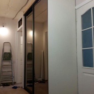 Двери-купе с наполнением из зеркала Бронза в квартире на Калужском пер. д.7
