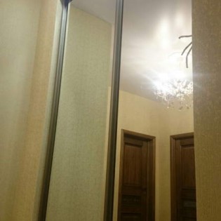 Зеркальные двери-купе в квартире на Московском пр. Профиль - KR200 Виски зерно