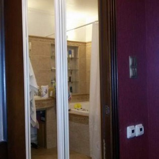 Зеркальные двери-купе в квартире на Богатырском пр.