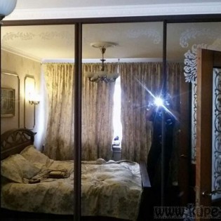 Двери-купе с наполнением из зеркал с пескоструйным рисунком в квартире на Богатырском пр.