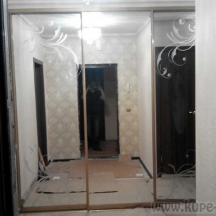 Двери-купе с наполнением из зеркал с пескоструйным рисунком в квартире на ул. Кораблестроителей