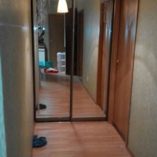 Двери-купе с наполнением из зеркал с пескоструйным рисунком в квартире на Ростовской ул.