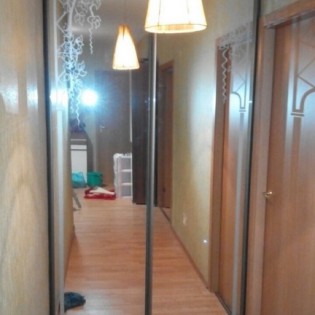 Двери-купе с наполнением из зеркал с пескоструйным рисунком в квартире на Ростовской ул.