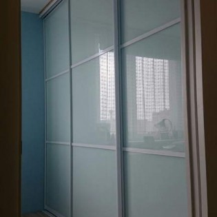 Двери-купе с наполнением из тонированных стёкол (плёнка Oracal 010 Белый) в квартире на Камышовой ул. Профиль - KR-01 Белый глянец.