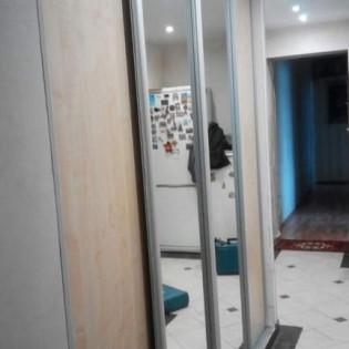 Двери-купе с наполнением из ДСП (Клён танзау) и зеркалами Серебро в квартире на ул. Маршала Казакова