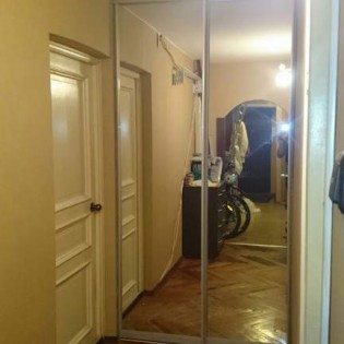 Зеркальные двери-купе в квартире на Комендантском пр.
