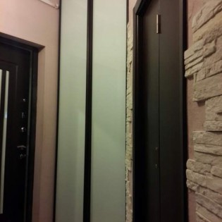 Распашные двери с наполнением из тонированного стекла в квартире на Русановской ул.