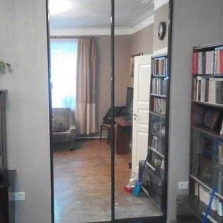Зеркальные двери-купе в квартире на Дегтярной ул.