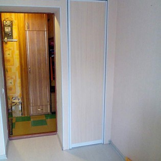 2 двери-купе и 1 распашная дверь в профиле одного цвета и с одним видом наполнения в квартире в Колпино