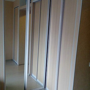 Зеркальные двери-купе и двери-купе с наполнением из ДСП с размещением "встык" в квартире в Колпино
