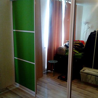 Зеркальные двери-купе и двери-купе с наполнением из вставок тонированного стелка (плёнка Oracal) в квартире в Колпино