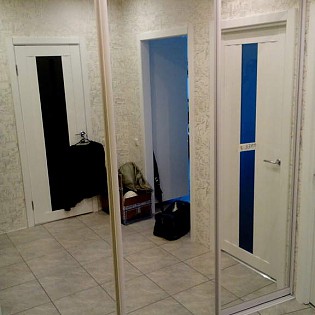 Зеркальные двери-купе в квартире на Пулковском ш. Профиль KR-200 Бейлис глянец