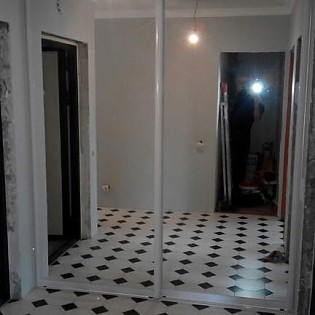 Зеркальные двери-купе в квартире на ул. Ф.Абрамова. Профиль KR-200 Белый глянец