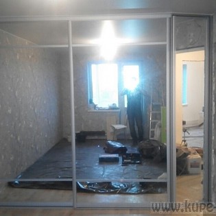 Зеркальный двери с разделителями в квартире в Колпино. Профиль KR-200 Серебро анод