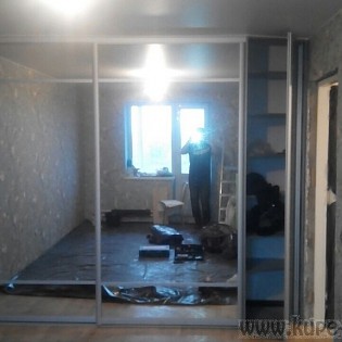 Зеркальный двери с разделителями в квартире в Колпино. Профиль KR-200 Серебро анод