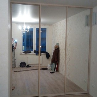 Зеркальные двери-купе в квартире на наб. реки Смоленки