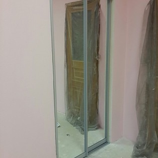 Зеркальные двери-купе в квартире на Вознесенском пр.