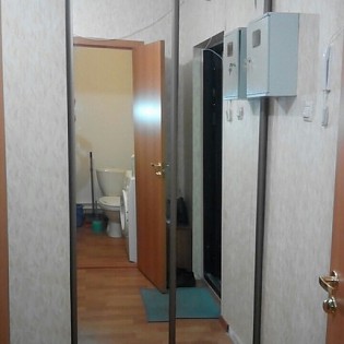 Зеркальные двери-купе в квартире на ул. Ф.Абрамова. Профиль KR-01 Виски зерно