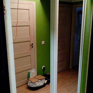 Зеркальные двери-купе в квартире на Европейском пр.