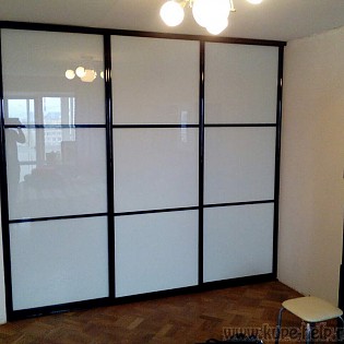 Двери-купе с наполнением из тонированных стёкол (плёнка Oracal) в квартире на Искровском пр.