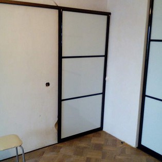 Двери-купе и перегородка с наполнением из тонированных стёкол (плёнка Oracal) в квартире на Искровском пр.