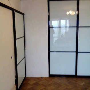 Двери-купе и перегородка с наполнением из тонированных стёкол (плёнка Oracal) в квартире на Искровском пр.