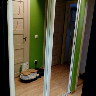 Зеркальные двери-купе в квартире на Европейском пр. в Кудрово