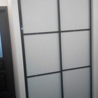 Двери-купе с наполнением из тонированных стёкол (плёнка Oracal 072 Светло-Серый) в квартире на Звёздной ул.