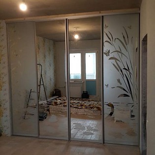 Двери-купе с наполнением из зеркал с пескоструйным рисунком (4-дверный вариант) в квартире на Парашютной ул.