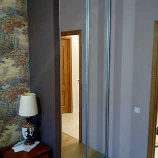 Зеркальные двери-купе в квартире на Кондратьевском пр.
