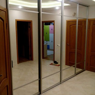 Зеркальные двери-купе с разделителями в квартире на Кондратьевском пр.