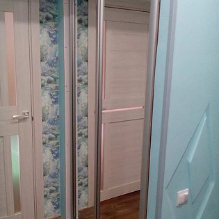 Зеркальные двери-купе в квартире на Ленинградской ул. в Кудрово