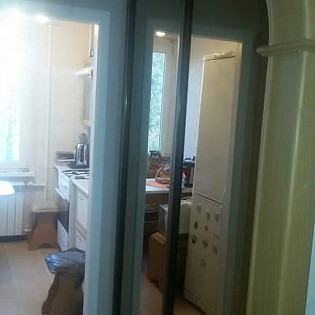 Зеркальные (зеркало Бронза) двери-купе в квартире в пос. Металлострой