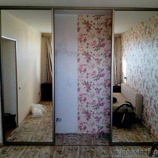 Зеркальные двери-купе в гардеробной нише в квартире на Народной ул.