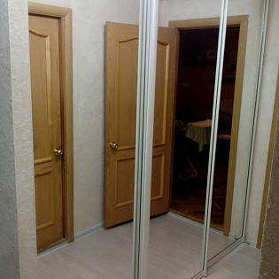 Зеркальные двери-купе в квартире на пр. Наставников