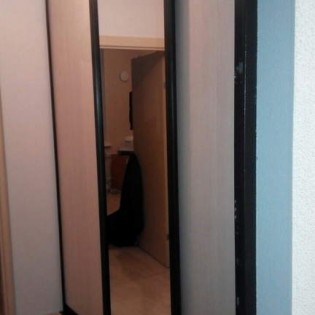 Двери-купе с наполнением из Зеркала Бронза и ДСП (Дуб-атланта) в квартире в Сертолово. Профиль KR200 Венге тёмный текстурный