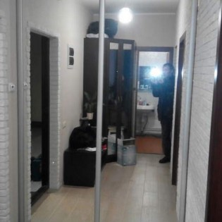 Зеркальные двери-купе в квартире на Юнтоловском ш.