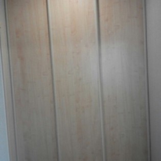 Двери-купе с наполнением из ДСП (Клён-танзау) в квартире на Рыбацком пр.