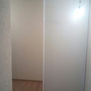 Двери-купе с наполнением из зеркала Серебро и Белого ДСП в квартире на Европейском пр. в Кудрово